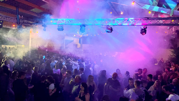 volle Tanzfläche bei DJ Daniel