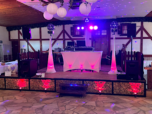 Aufbau DJ-Anlage und Beleuchtung im Außengelände / Terrasse