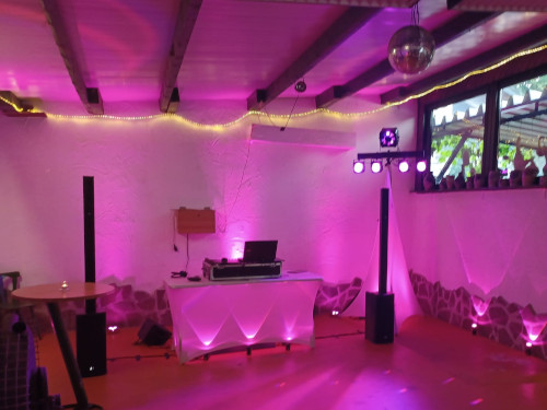 Musik zur Party - Bühne mit Licht- und Tonanlage