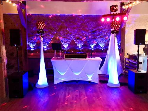 Aufbau DJ-Anlage und Beleuchtung zu einer Party im Restaurant