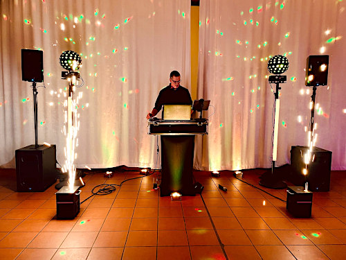 DJ Daniel Sonntag am DJ-Mischpult
