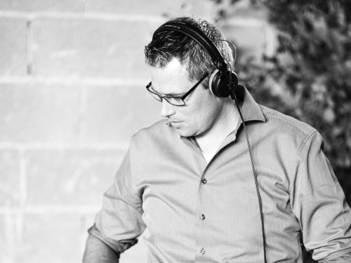 DJ Daniel Sonntag - Schwarz-Weiß-Aufnahme